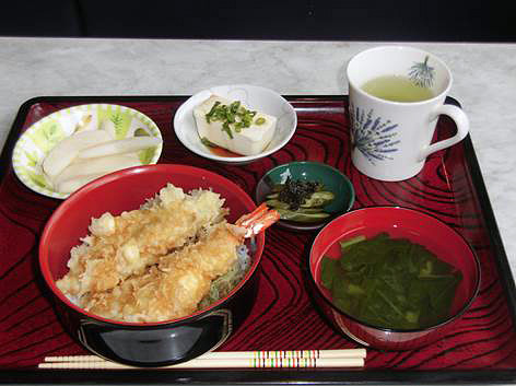 天丼、茨城産菜っ葉のお吸い物、冷奴、漬物